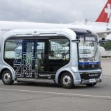 Les bus autonomes relient un bâtiment de service de l'aéroport à un dépôt de maintenance situé de l'autre côté d'une piste. Leur trajet s'effectue en marge du tarmac. KEYSTONE/ANDREAS BECKER